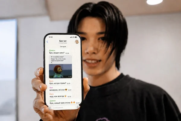 Only bro's be texting me