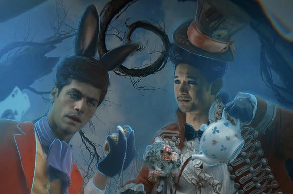 Солардың бірін ұрып жатыр