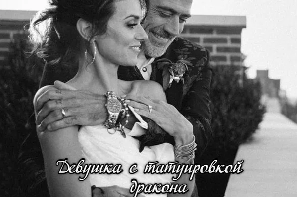 Девушка с татуировкой дракона