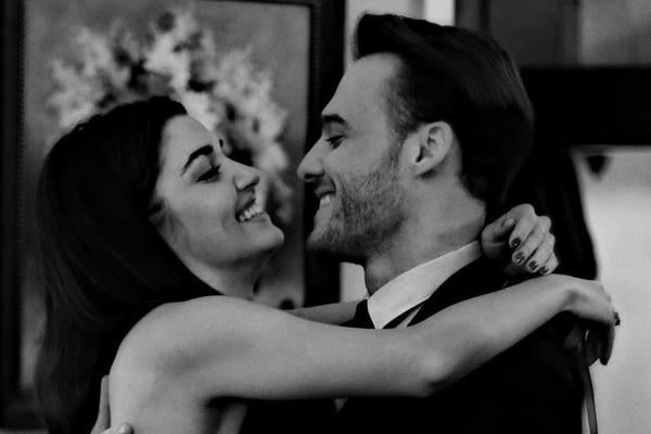 Қыздар секс-машиналарды сынап көреді