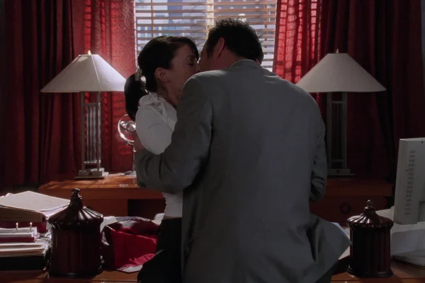 Кемпірді екі мылтық ұрып алады