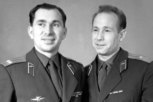 Он закрывает глаза